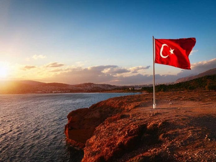 Bir Bayrak Rüzgar Bekliyor